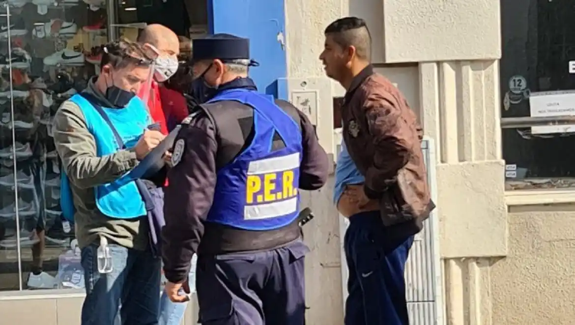 En Paraná comenzaron a multar a quienes no circulen con barbijo o tapabocas