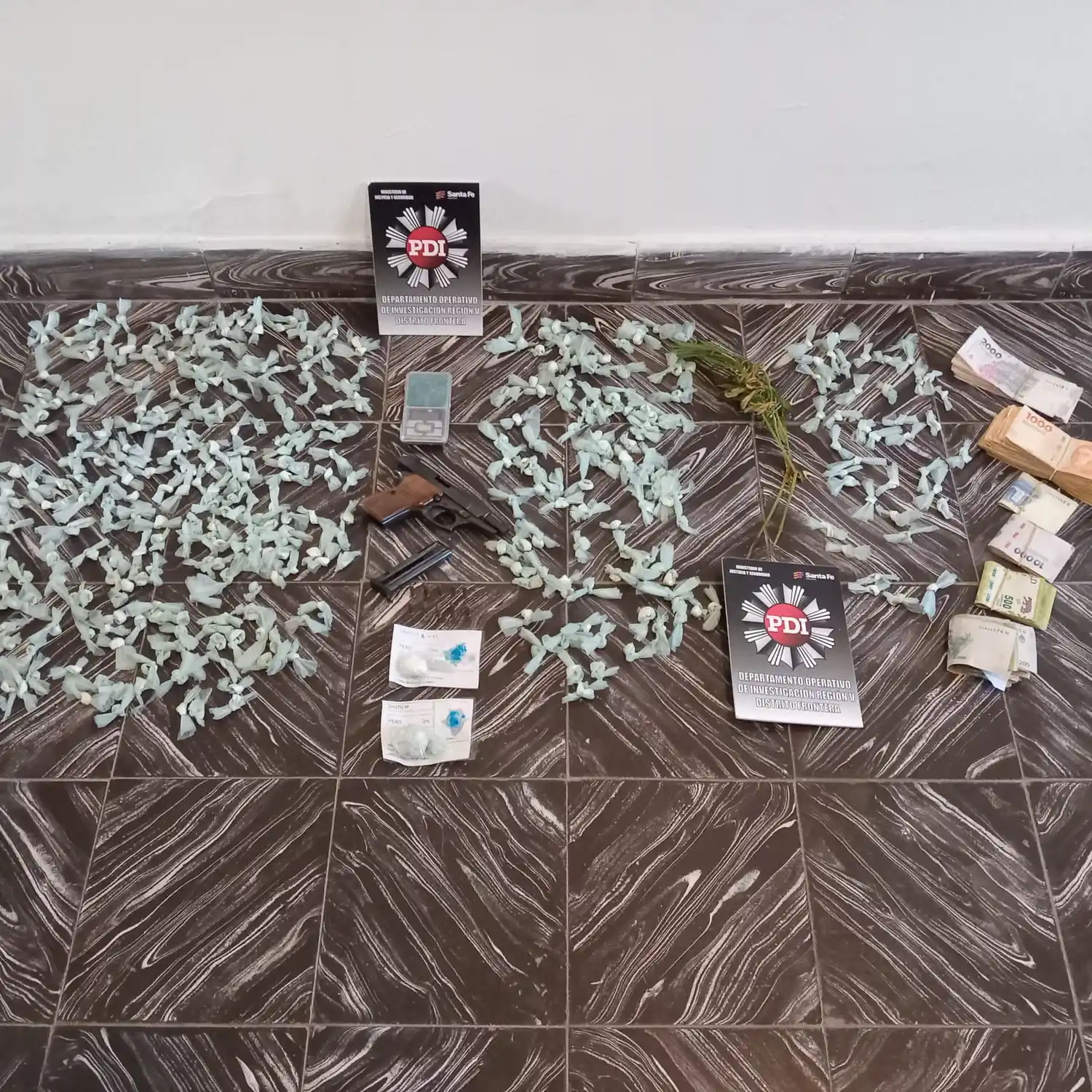 Dos detenidos en allanamientos por microtráfico en Barrio Acapulco: hallaron cocaína, balanzas y armas