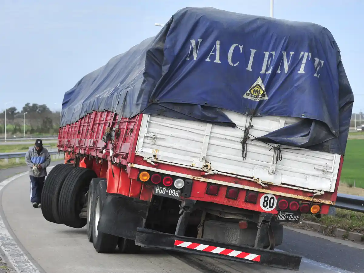 Camión rompió un eje del semirremolque y bloqueó la colectora de la autovía 19