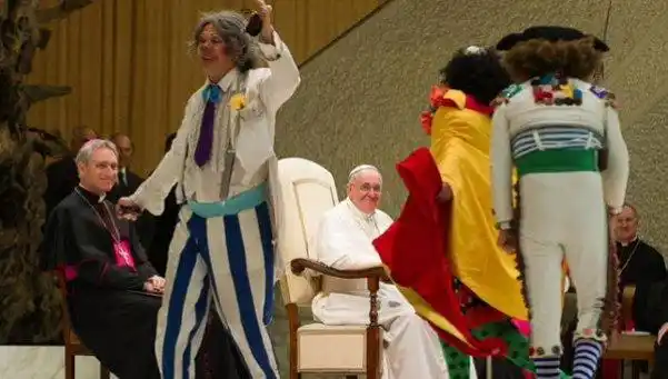 El Papa invitó al circo a 2.000 indigentes, refugiados y gitanos