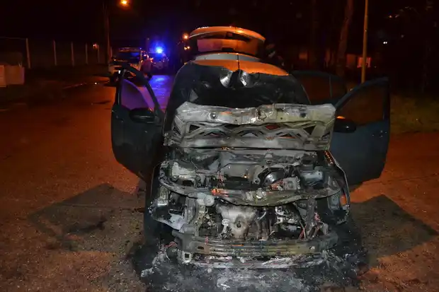 Un auto fue incendiado intencionalmente en la madrugada y quedó totalmente destruido