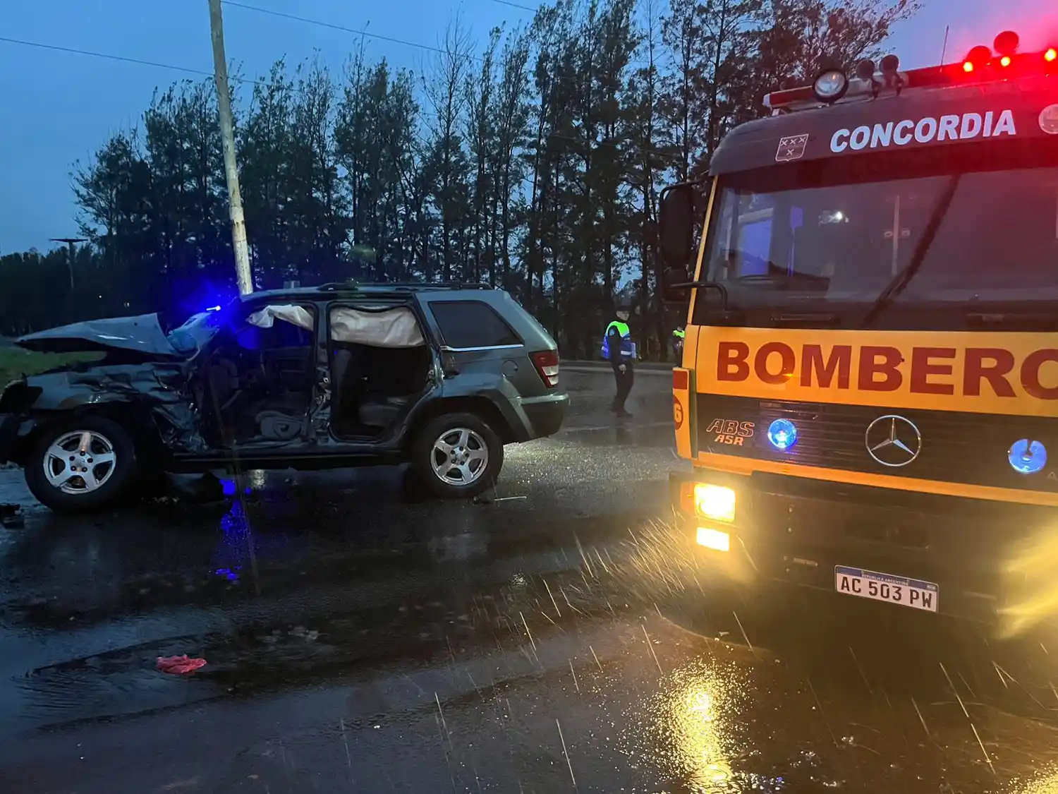 Tres personas heridas en un choque entre un camión y una camioneta en la Autovía 14