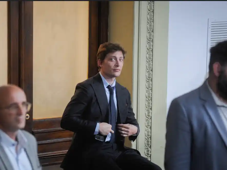 Side. La Secretaría de Inteligencia estudia a Santiago Caputo.