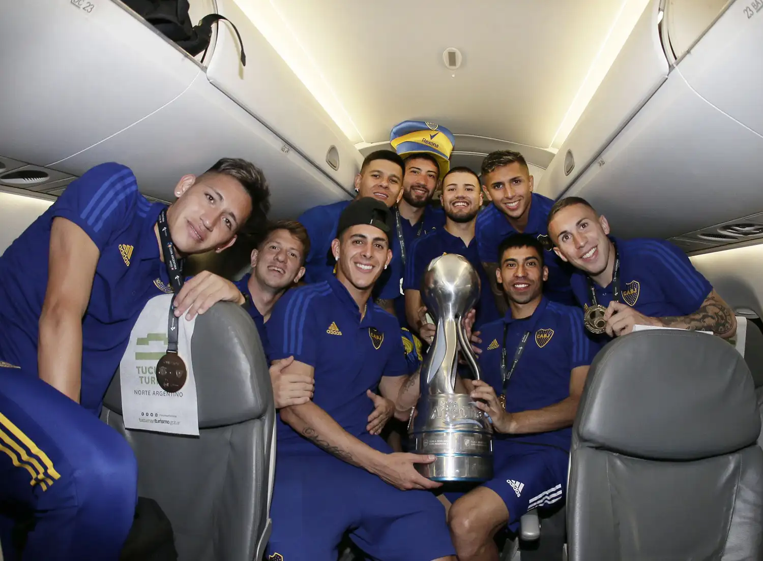 Los jugadores de Boca en el avión que los llevó de regreso a Buenos Aires.