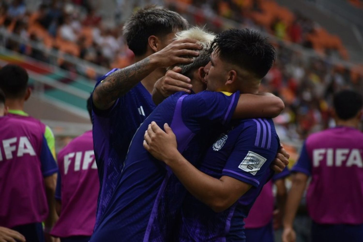 Argentina goleó a Polonia y clasificó a octavos de final