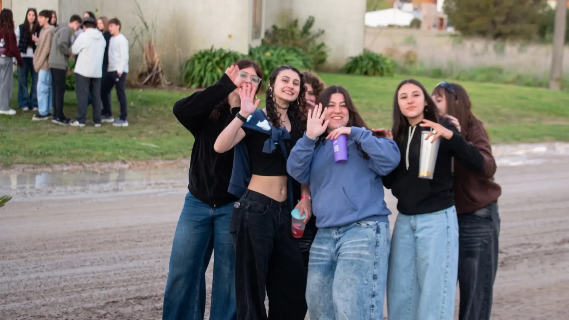 Grupos de jóvenes por las calles de Claromecó