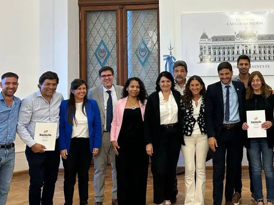 Autoridades locales y provinciales tras la firma del convenio.