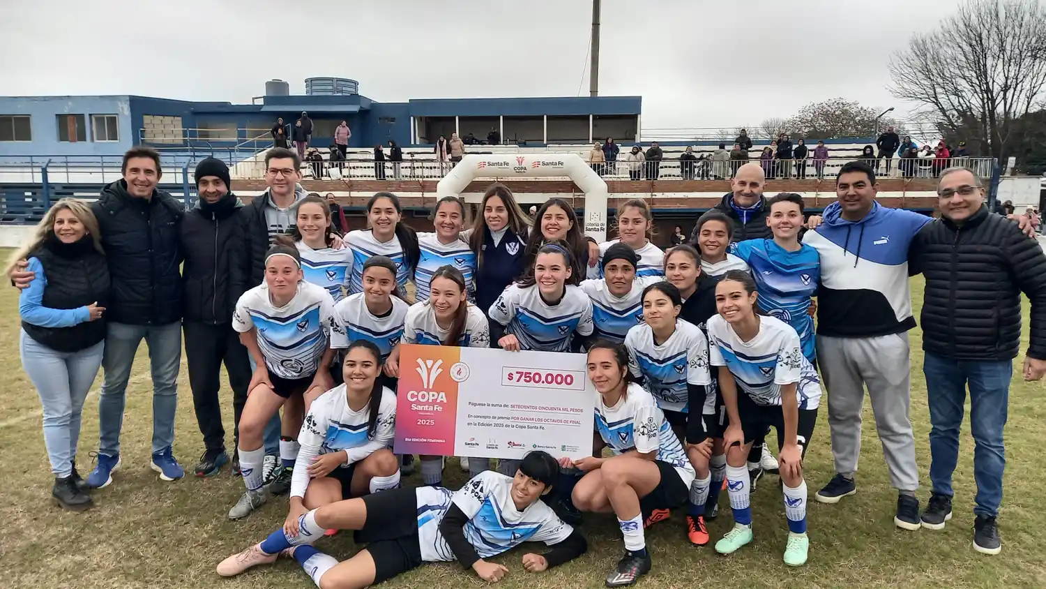 Las chicas de la V Azulada posando con el cheque por 750 mil pesos por el pase de ronda, entregado por el vicepresidente de Lotería de Santa Fe, Daniel Di Lena. Foto: Sur24.