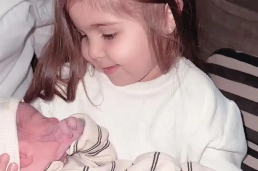 Olivia junto a Benjamín