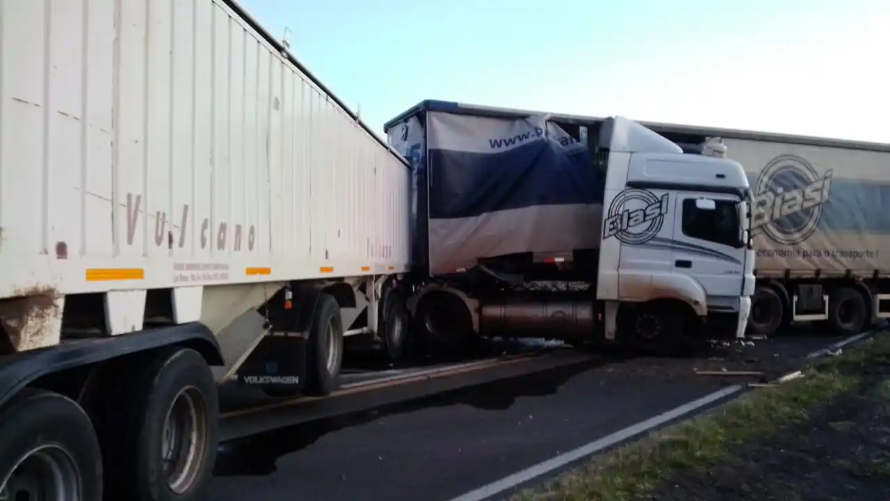Fuerte choque entre dos camiones sobre la Ruta 12: un chofer resultó lesionado
