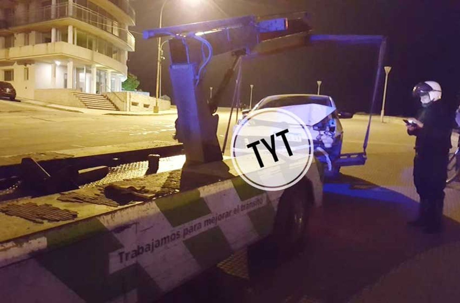 Estaba borracho, quiso pasar de carril y chocó a otro auto