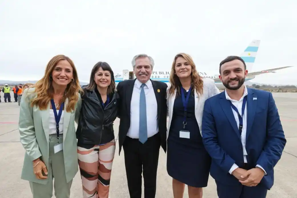 Recorte del gasto político y fin de las comitivas enormes: El Gobierno limitará los viajes al exterior de funcionarios