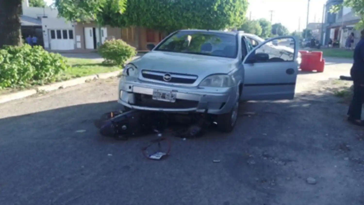 La moto quedó debajo del automóvil. El conductor sufrió una lesión grave.
