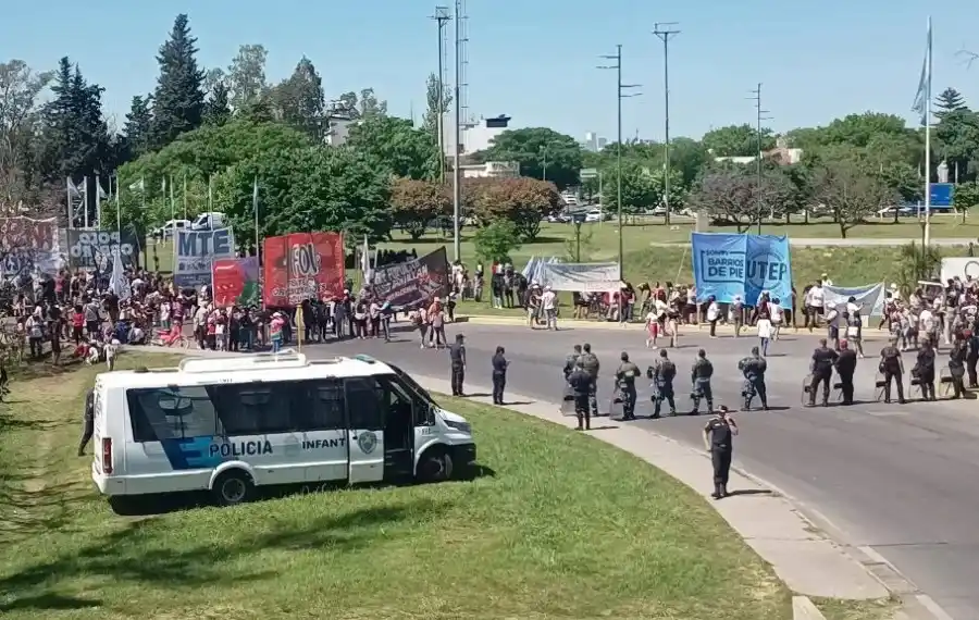 Organizaciones sociales cortaron la subida de la Autopista Buenos Aires - La Plata en protesta contra el ajuste. Foto: @221NOTICIAS