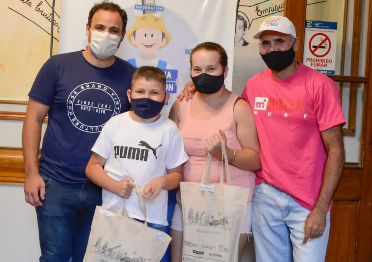 Entregaron más de un centenar de kits escolares a trabajadores municipales