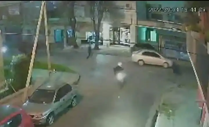 Impactante video en Merlo: vio cómo le robaban a una vecina y atropelló a uno de los ladrones con su auto