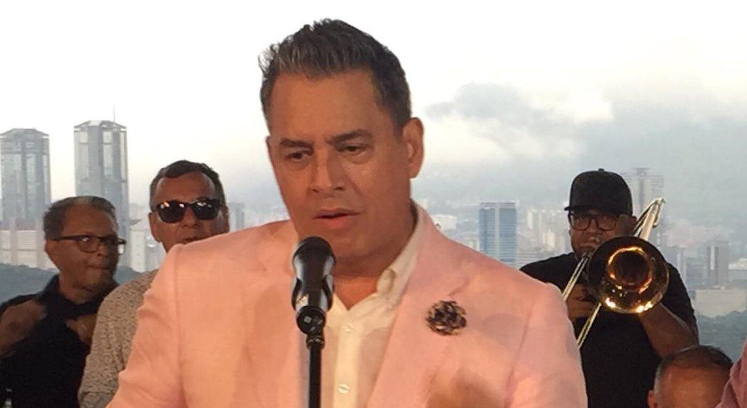 Daniel Sarcos canta gaitas mientras espera por su homenaje