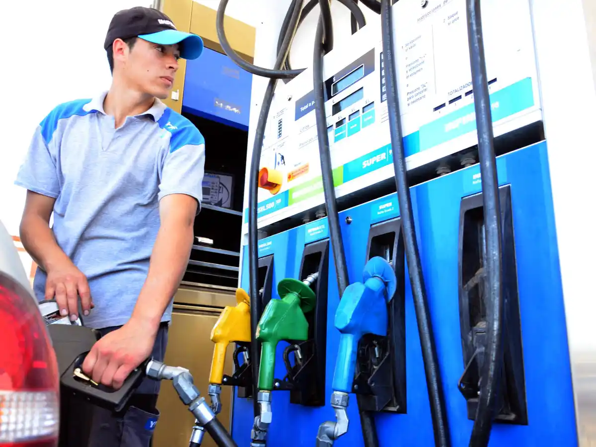 La suba del dólar impulsará al alza a los combustibles, autos, alimentos y otros productos 