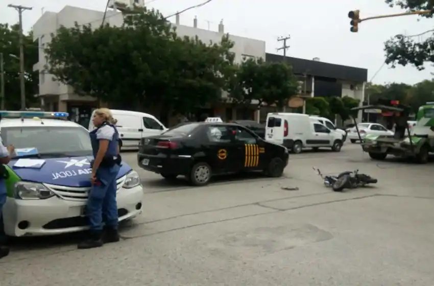 Un taxista que conducía alcoholizado chocó a una moto