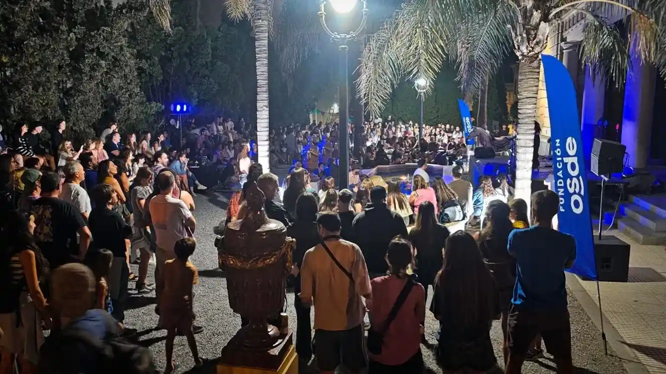 En el jardín municipal también hubo instalaciones, proyecciones y activaciones al aire libre, que ampliaron la experiencia expositiva hacia el espacio público.