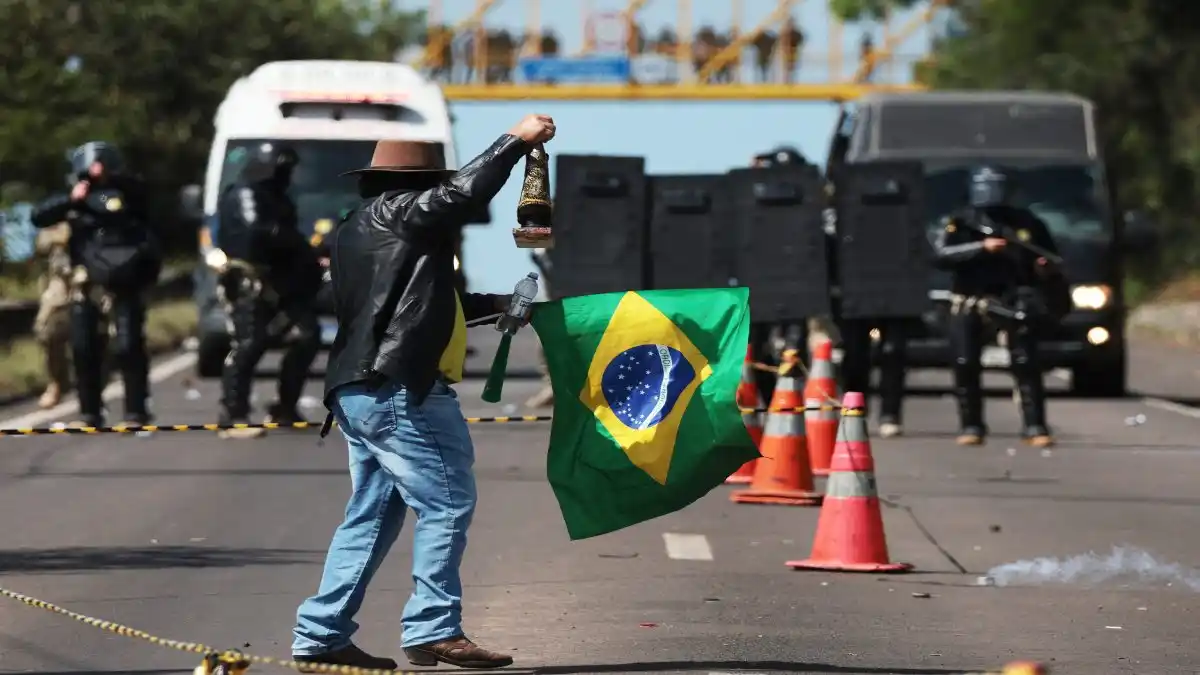 BOLSONARO SIGUE EN SILENCIO: manifestantes bloquean más de 250 carreteras en 23 de los 27 estados de Brasil