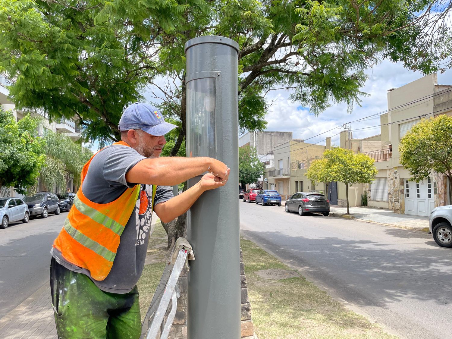 La Municipalidad pinta las columnas de alumbrado en la avenida Luis N. Palma