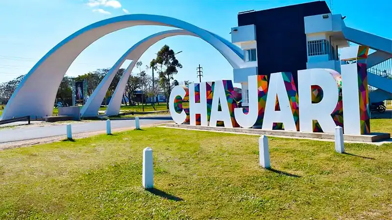 Un sujeto de 25 años apuñaló a su novia de 16 y luego se suicidó