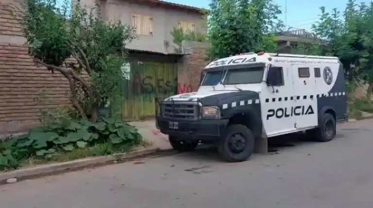 La policía custodia la vivienda del imputado.