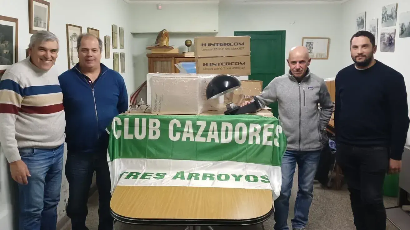 Carlos Ávila impulsó la iniciativa y Nicolás Felipe recibió la donación