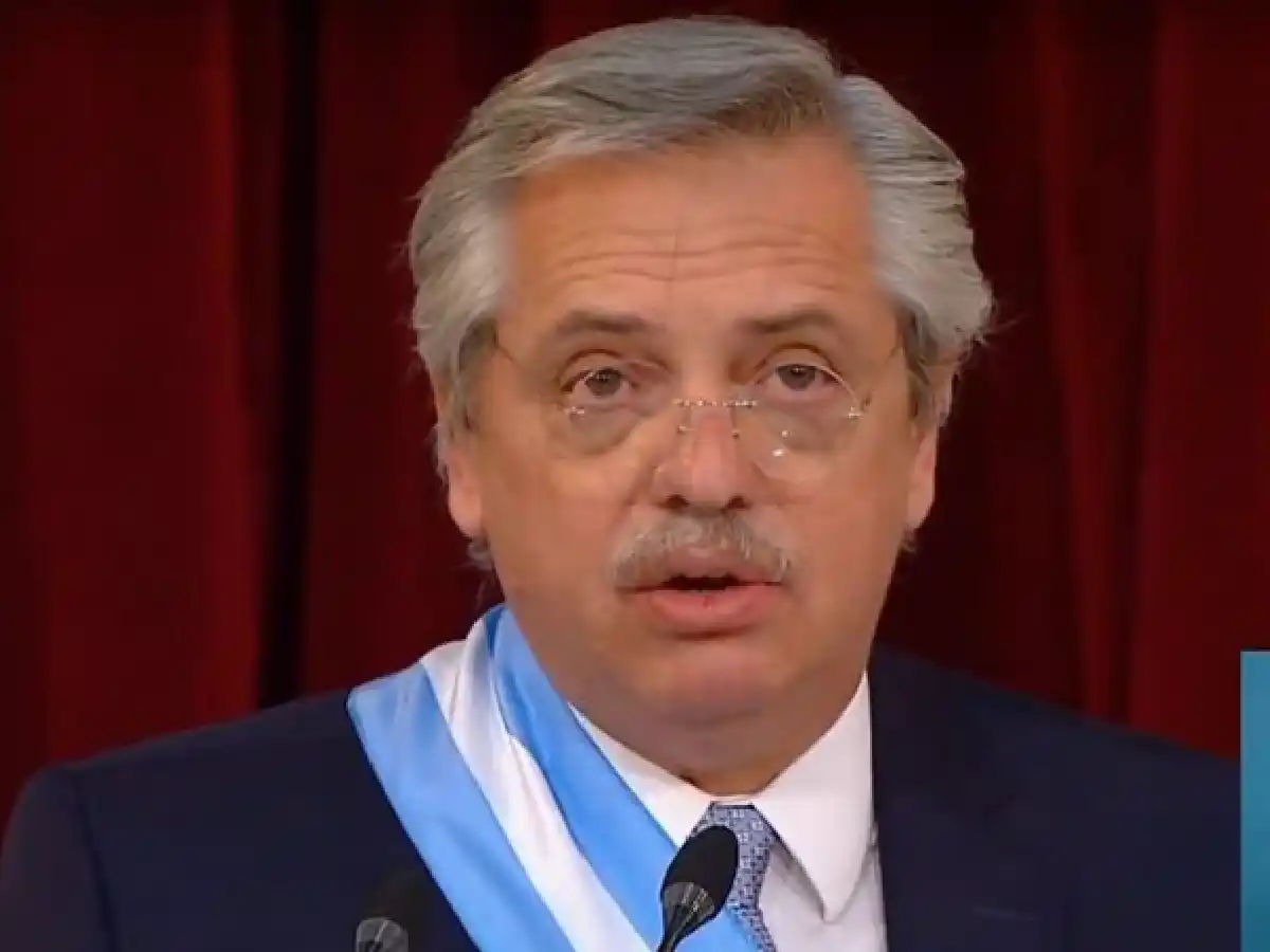 Los lentes de Alberto Fernández, tema de debate en las redes