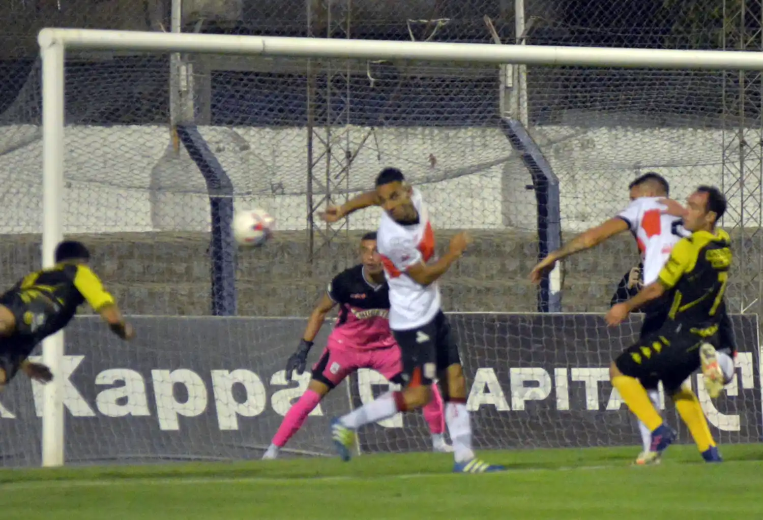 Villalba se arroja y de cabeza abre el marcador en el San Martín.