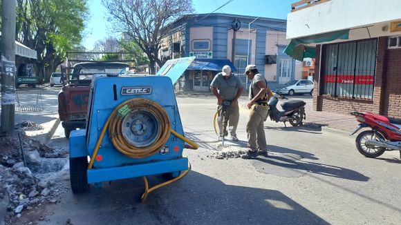 Cortaron General Pueyrredón entre Mitre y 25 de Mayo para conectar caño de agua