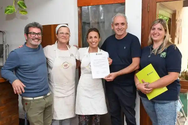 Entrega de habilitaciones a cocinas domiciliarias de emprendedores locales