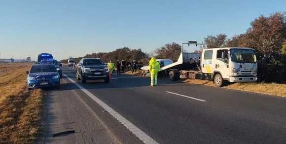 Misterio: apareció una camioneta volcada con manchas de sangre, arma y patente adulterada en Arroyo Seco