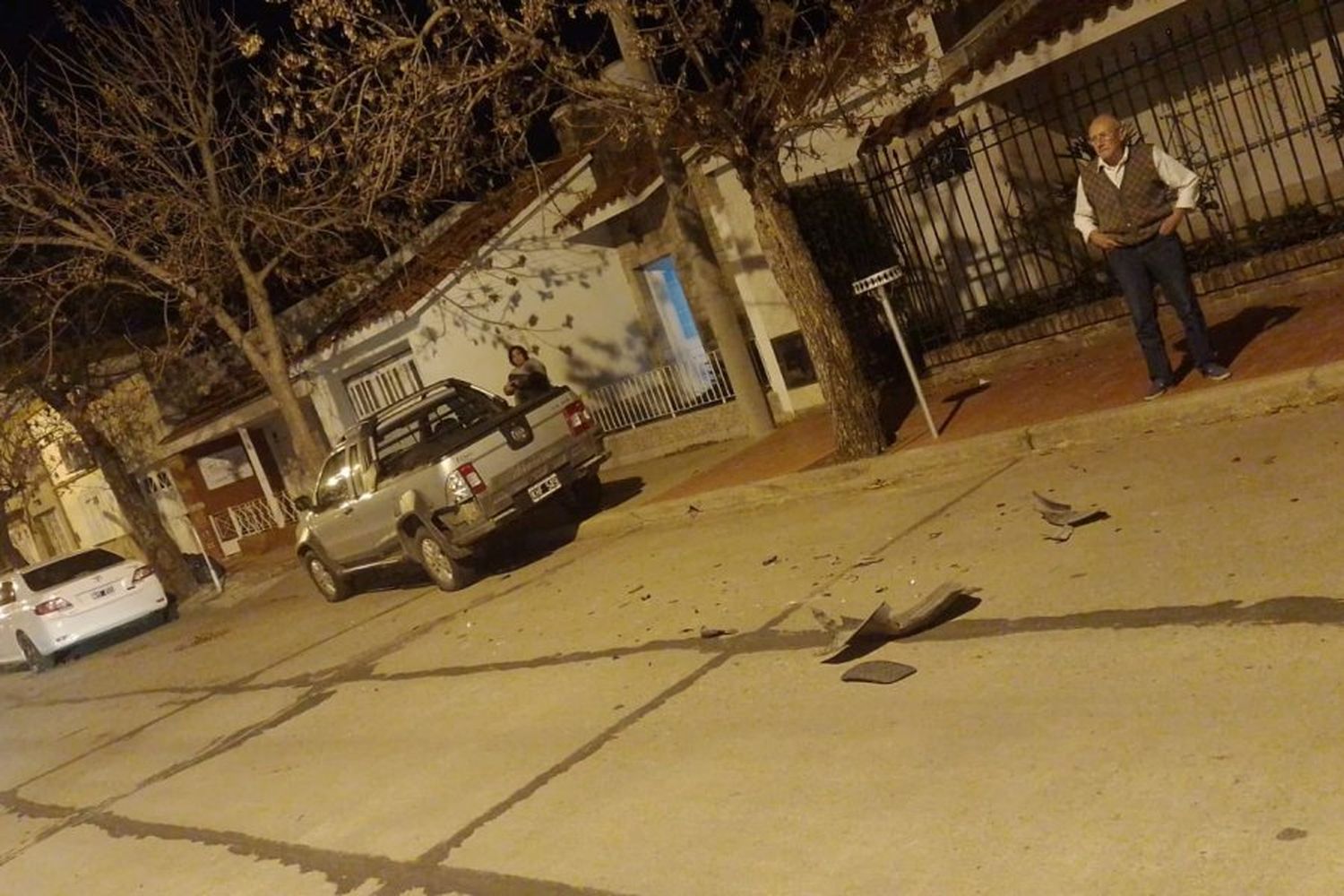 Chocó contra una camioneta estacionada y se dio a la fuga: "Estaba asustado"