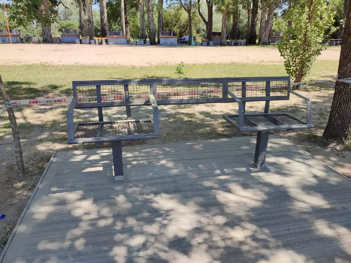 Arquitectura inclusiva: colocan bancos  adaptados en el balneario de Arroyito     