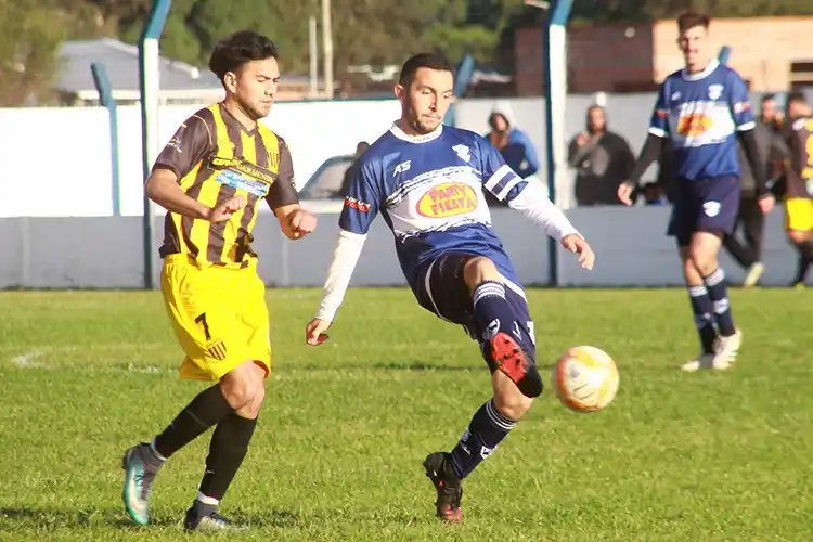 Newbery reaccionó y rescató un punto