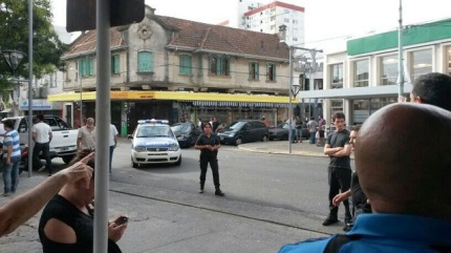 Asalto y tiroteo en pleno centro de Bernal: Un delincuente muerto