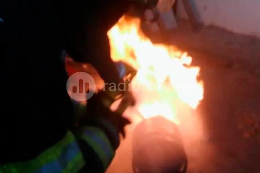 Desquiciado: un hombre prendió fuego una garrafa y se la arrojó a la policía en plena calle