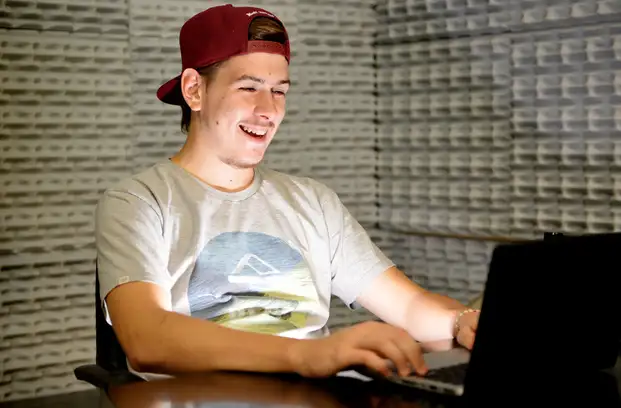 Estudiantes secundarios reciben consejos por YouTube para rendir exámenes