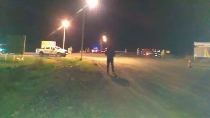 Volcó una camioneta en la que iban cinco personas: una terminó muriendo