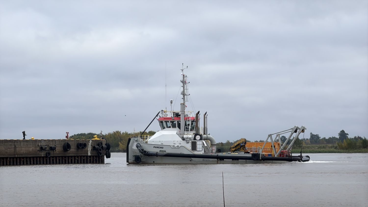 Buque varado: así es el dragado de emergencia que está en marcha en el puerto de San Pedro