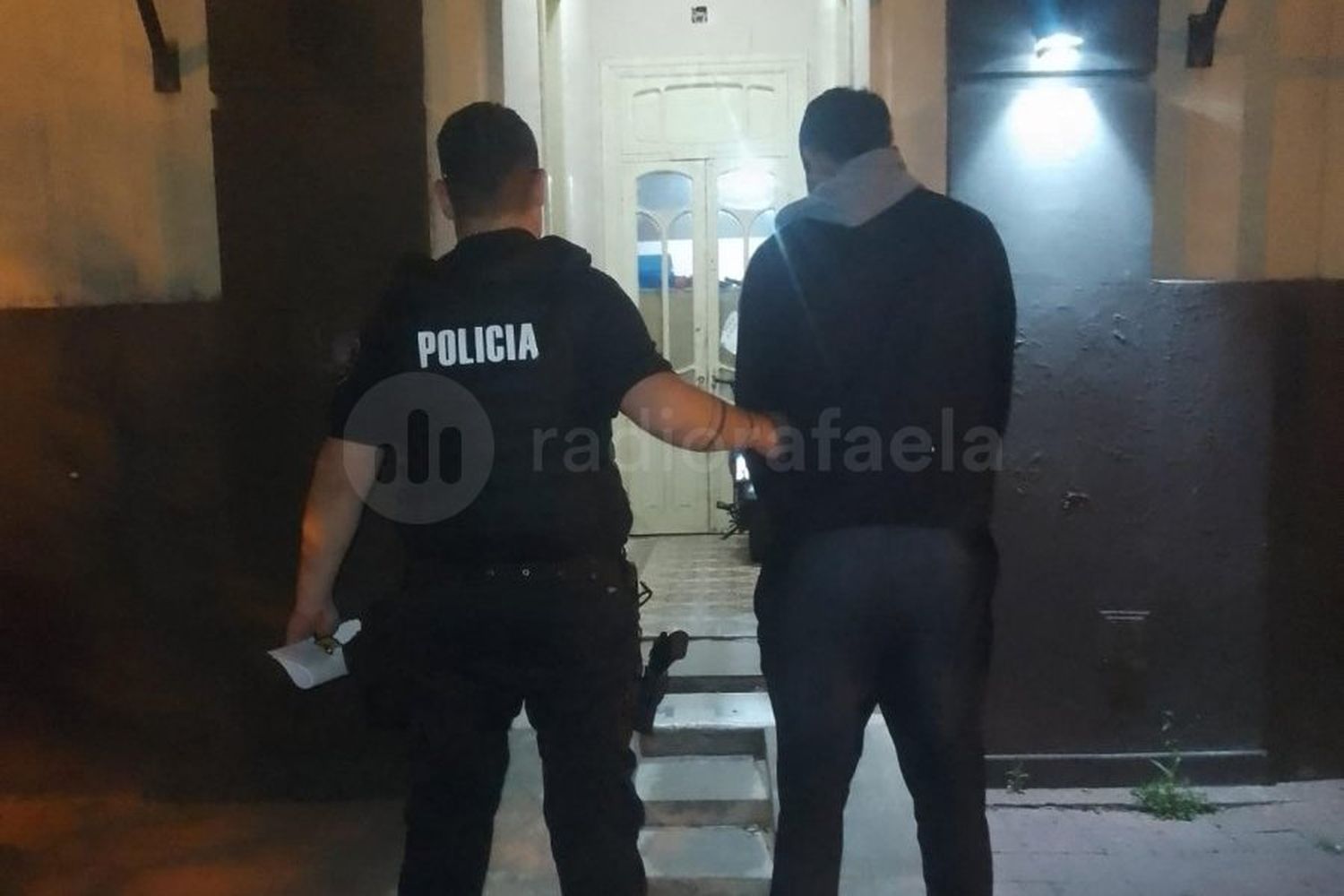 Escondió una bolsa de carne entre la ropa y lo descubrieron escapando del Hipermercado sin pagar