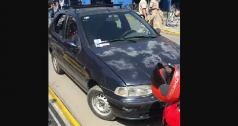 Mal estacionado, pero con el control de estacionamiento medido