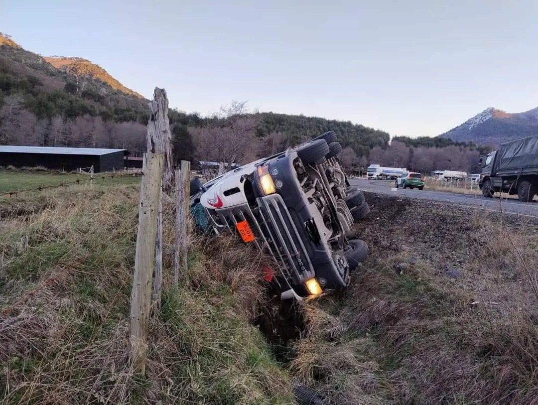 El camión volcado en Chile