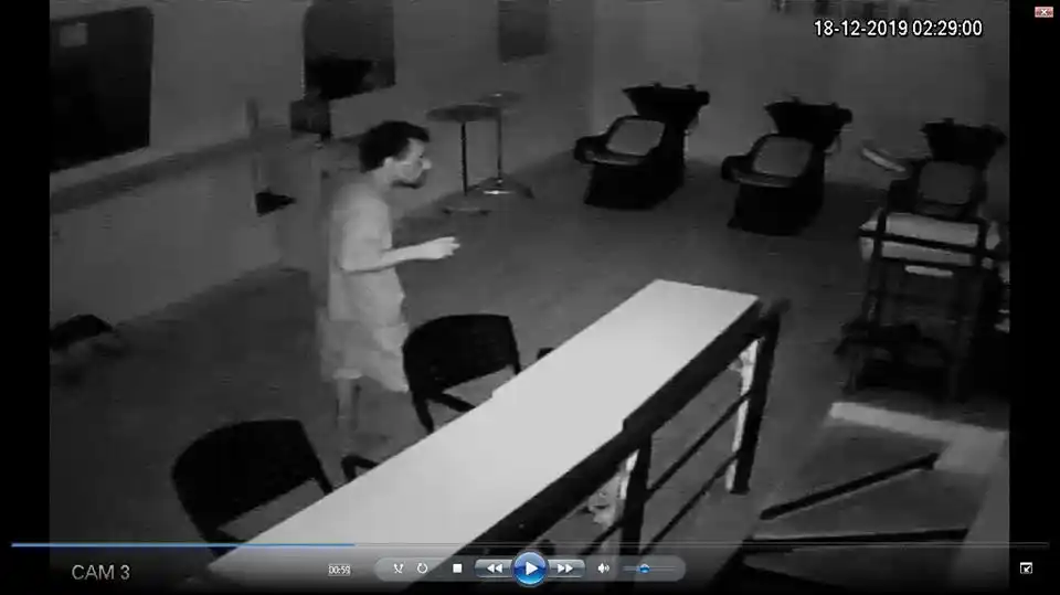 El video completo del robo que sufrió el local de peluquería