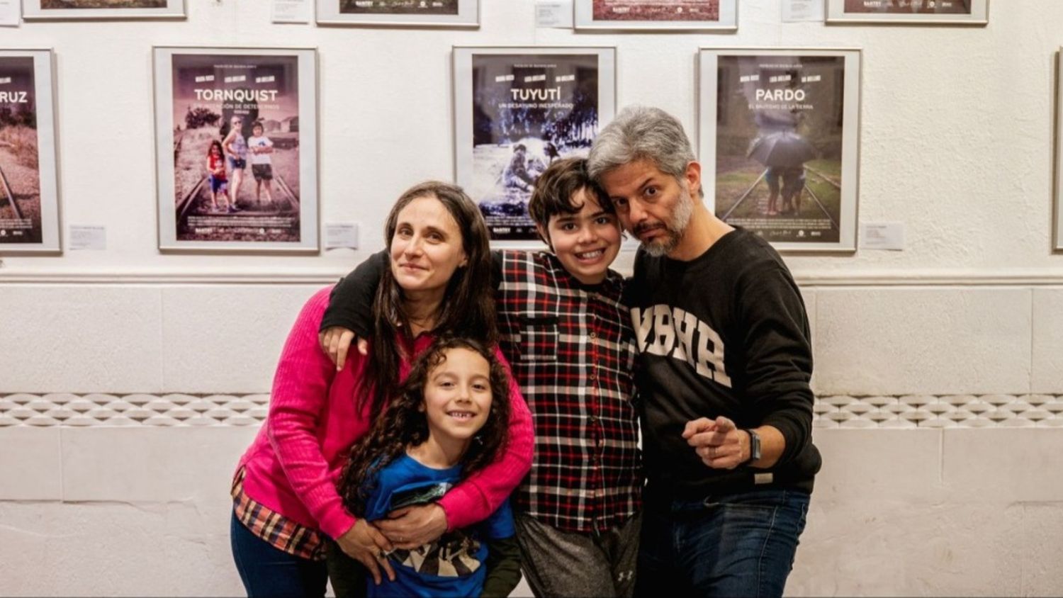 Una familia convirtió sus fotos en afiches de cine y tras recorrer 55 estaciones bonaerenses ahora exponen su proyecto
