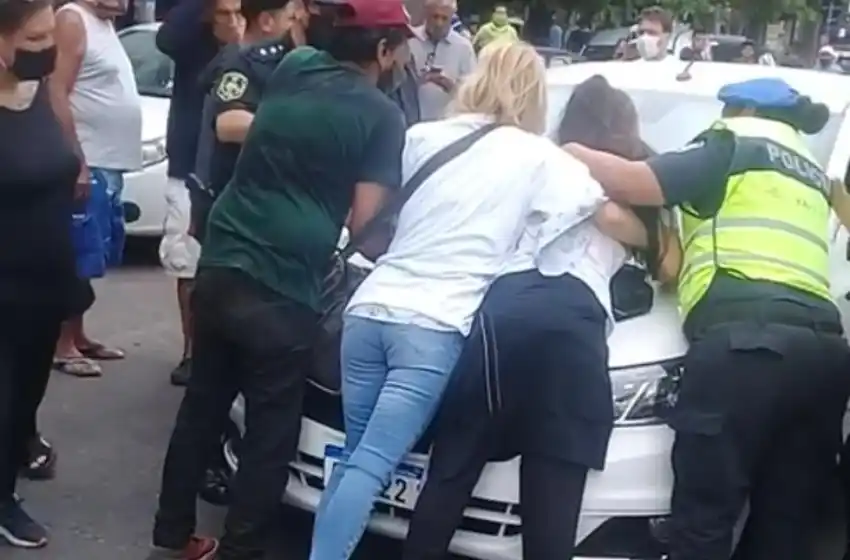 Arrastró a una manifestante en el capot por tres cuadras