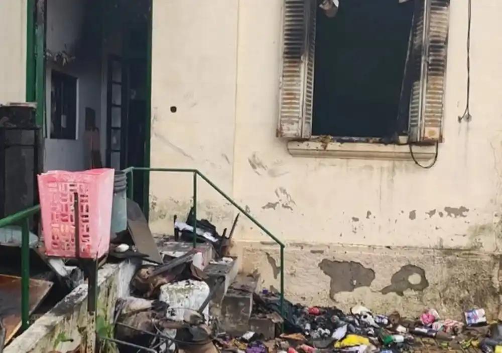 Según las primeras pericias, el foco ígneo se habría originado por una sobrecarga eléctrica en el cableado que afectó un sector del edificio.