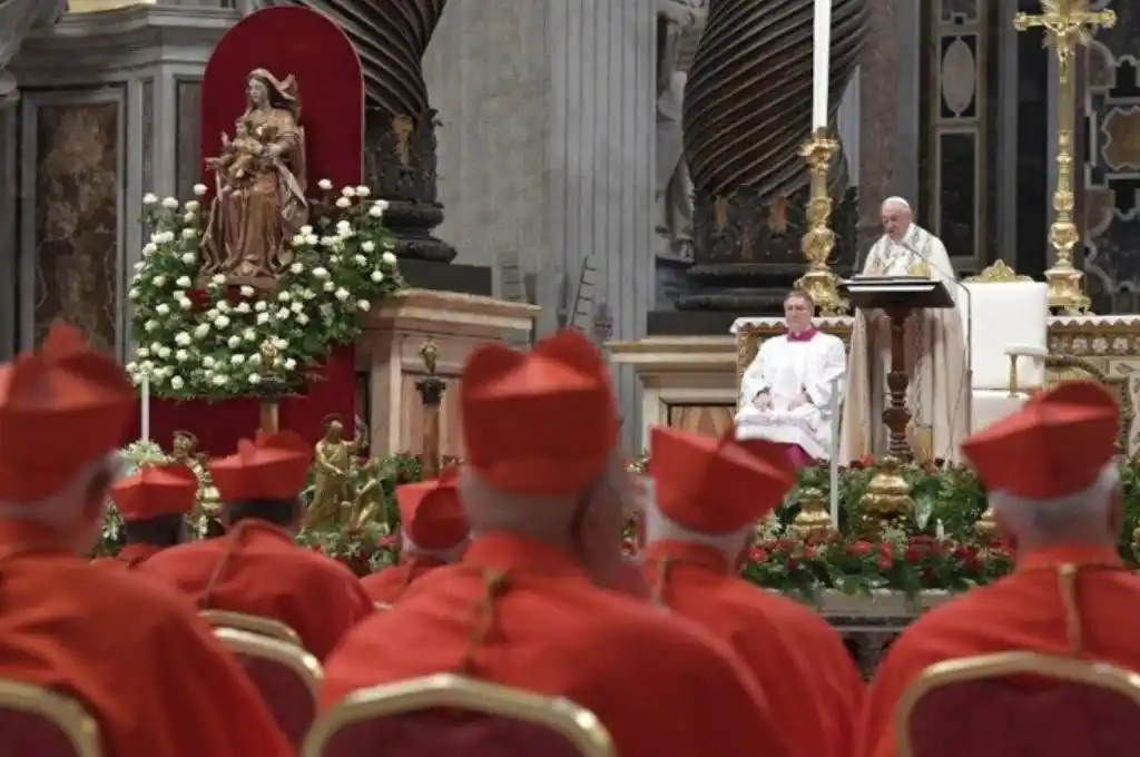 Vaticano: un cardenal denunció que los conservadores conspiran para que Francisco renuncie